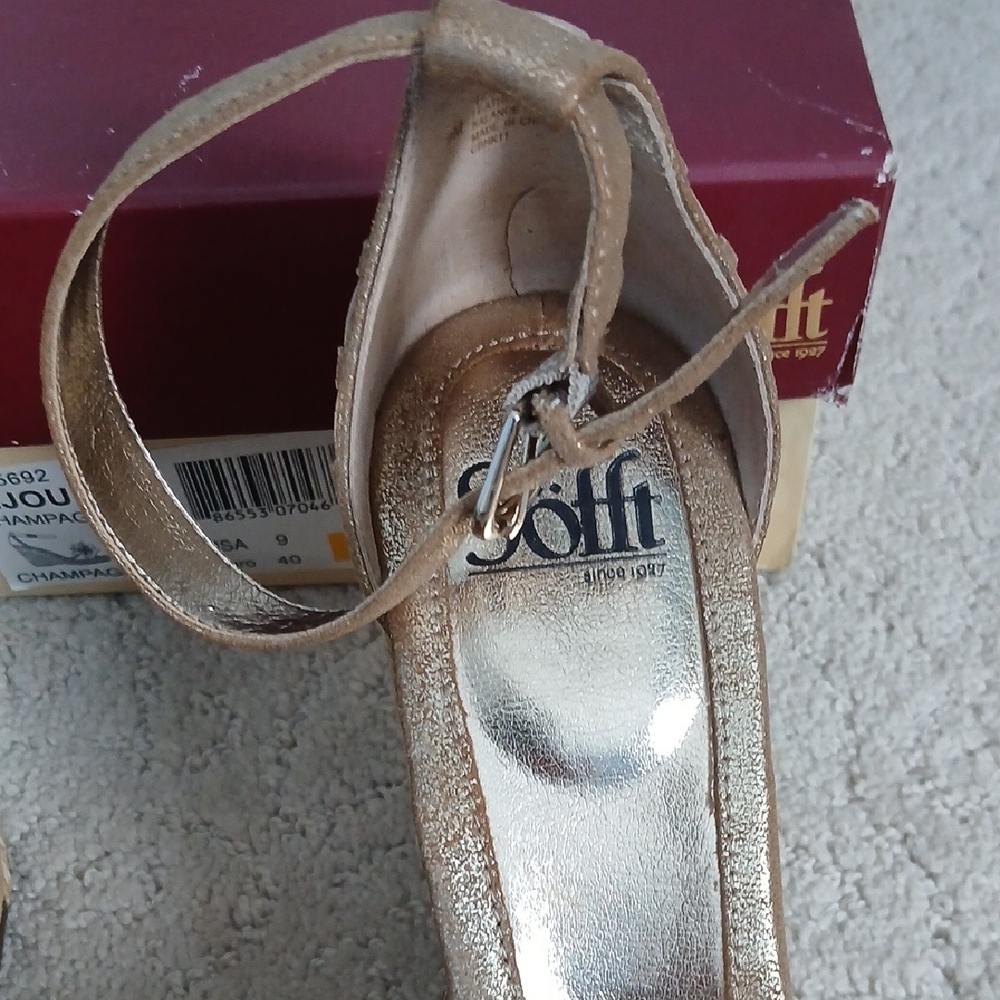 Sofft Wedge Sandals - Picture 8 of 10
